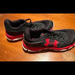 Boys Under Armour pull on tennis shoes